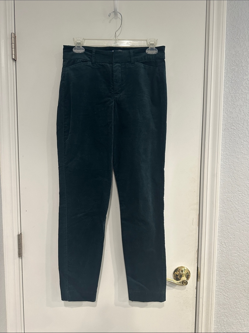 EUC Old Navy Dark Green Velvet Pixie ankle pants, size 4